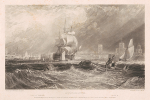 Eine Gravur eines Schiffs, das auf dem Ozean in der Nähe von Gebäuden unter einem bewölkten Himmel segelt, mit dem Text "Portsmouth, England von Thomas Rowlandson" unten.