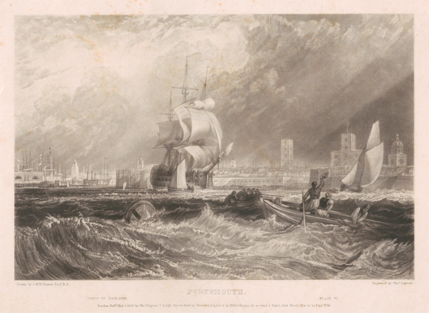 Eine Gravur eines Schiffs, das auf dem Ozean in der Nähe von Gebäuden unter einem bewölkten Himmel segelt, mit dem Text "Portsmouth, England von Thomas Rowlandson" unten.