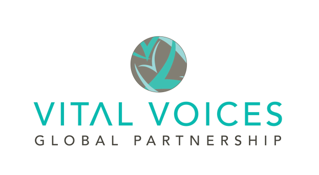 Logo der Vital Voices Global Partnership: Ein weißer Taube in Flug innerhalb eines blauen und weißen Gradientenkreises, mit dem Namen der Organisation in fetter schwarzer Schrift auf einem weißen Hintergrund, alles von einem schmalen schwarzen Rand umgeben.