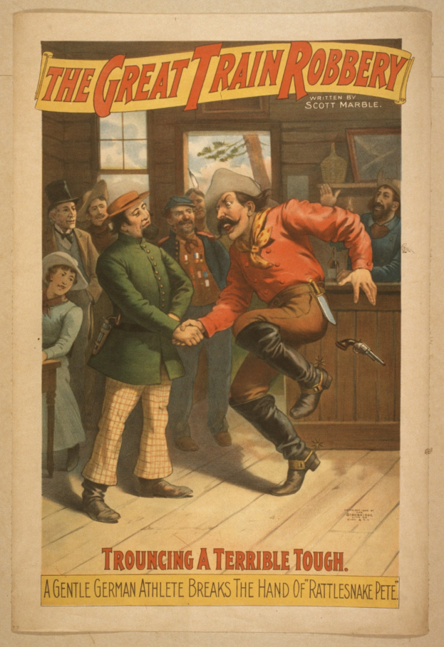 Ein Plakat für "Der große Zugraub" zeigt eine Gruppe von Menschen auf einem Boden mit einem, der eine Waffe hält, ein Fenster und eine Wand im Hintergrund und Text oben und unten.