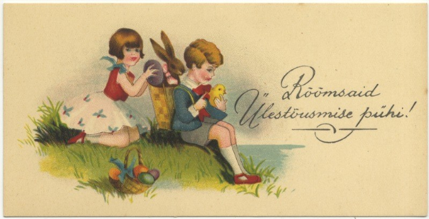 Alte Postkarte mit zwei Kindern, die auf dem Gras sitzen, eines hält einen Korb mit Ostereiern und das andere ein Spielzeug, im Hintergrund ein Plakat mit Text.