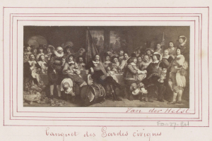 Eine lebhafte Versammlung von Menschen in traditioneller Kleidung um einen Tisch mit verschiedenen Gegenständen, mit dem Text "Banquet des Soroles Civiques" unten.