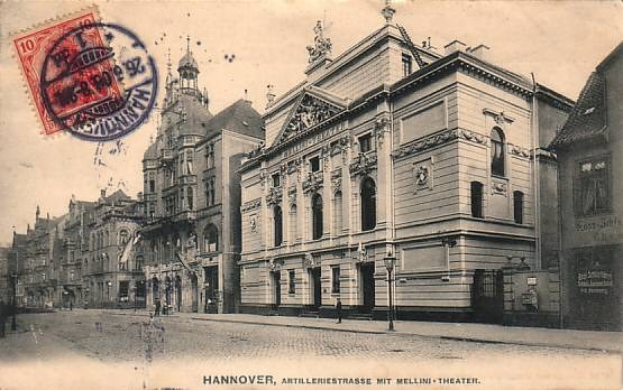 Schwarz-weiß-Postkarte einer Stadtstraße in Hannover, Deutschland, mit Gebäuden, Straßenlaternen, Menschen, Himmel und Text sowie einem Stempel am unteren Rand.