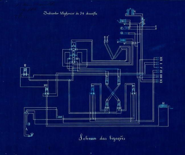 Blauer Zettel mit einer handgezeichneten Schaltplan-Skizze, die elektrische Bauteile und Text enthält.