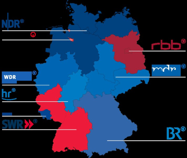Eine Deutschlandkarte mit Bundesländern in rot und blau markiert, um die Ergebnisse der Wahl von 2016 zu zeigen, einschließlich der Namen der Kandidaten und des Wahldatums.