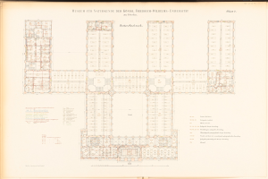 Offenes Buch mit detailliertem Grundriss eines Naturkundemuseums, einschließlich Räumen, Fluren, Fenstern und Türen, mit begleitendem Text, der den Aufbau und die Merkmale des Gebäudes beschreibt.