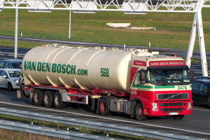 HZA-AC: "Fremde Kraftstofftanks" auf Lastwagen / Wie ausländische Transportunternehmer von niedrigeren Kraftstoffpreisen in ihren Heimatländern profitieren und Steuerhinterzieher werden.