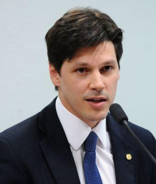 Ein Mann im Anzug spricht in ein Mikrofon und scheint eine Stellungnahme im Zusammenhang mit einem Regierungsgesetz abzugeben, das ein Internetverbot genehmigt.