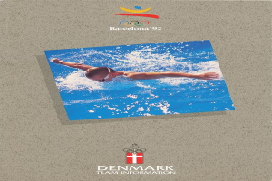 Plakat mit einem Schwimmer in einem blauen Anzug mit ausgestreckten Armen vor einem blauen Himmel mit weißen Wolken sowie dem Logo der Olympischen Spiele 1992 in Barcelona und dem Text "Danemark Team Information".