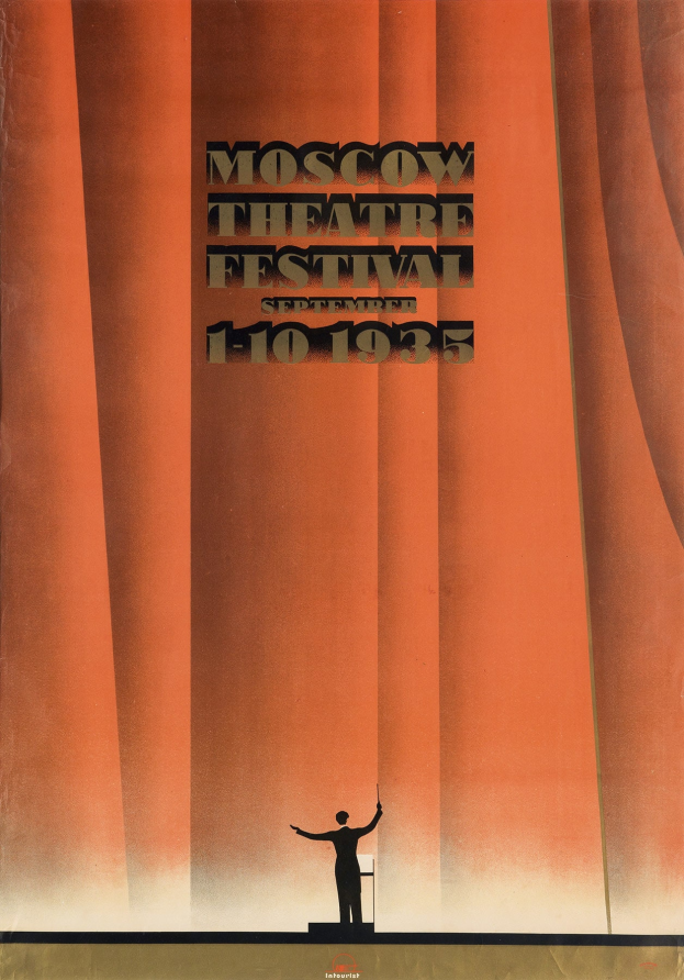 Ein Plakat für das Moskauer Theaterfestival 1935, das eine Person vor einem Vorhang mit Text zeigt, der Informationen zum Festival enthält.