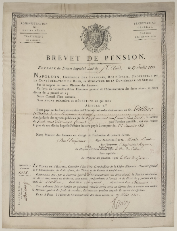 Schwarz-weißes Rentnerzeugnis mit einem Mannsgesicht, Text 'brevet de pension' und Logo.
