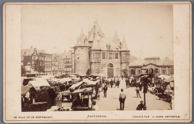 Schwarz-weiß-Foto eines belebten Amsterdamer Marktes mit Menschen, Ständen und Gebäuden im Hintergrund, mit Text unten.