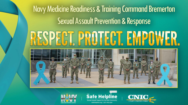 Plakat mit der Aufschrift "Navy Medicine Readiness & Training Command Bremerton: Sexual Assault Prevention & Response - Respect, Protect, Empower" zeigt uniformierte Personen vor einem Gebäude mit Fenstern und Türen.