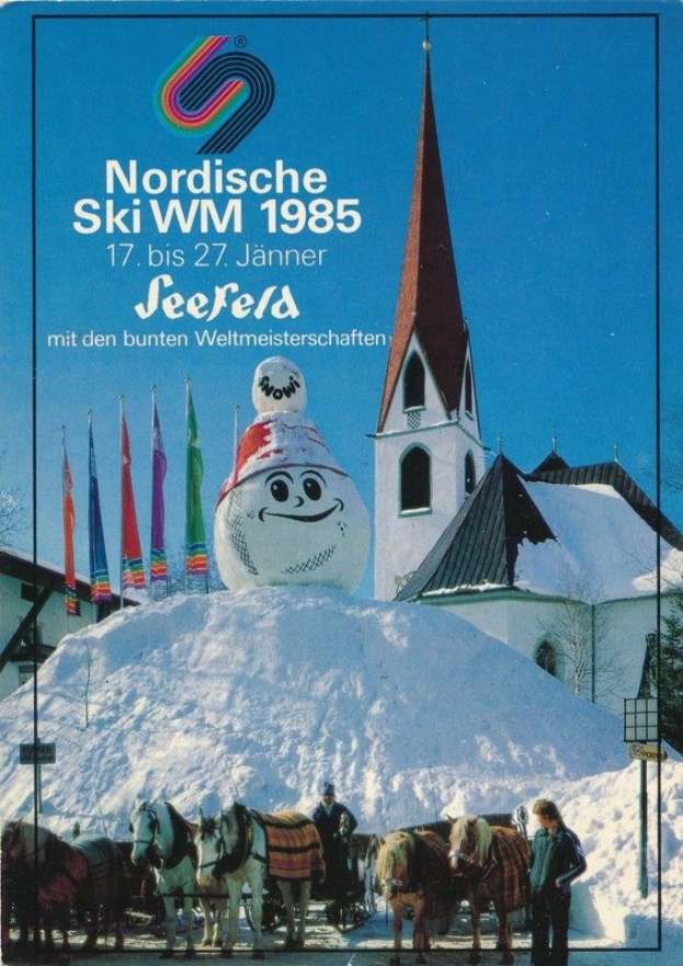Plakat für die Nordischen Skiweltmeisterschaften 1985 in Seefeld, Schweiz, das eine schneebedeckte Landschaft mit Skifahrern, Pferden, Stangen, Fahnen, Gebäuden, Bäumen und Text zeigt.