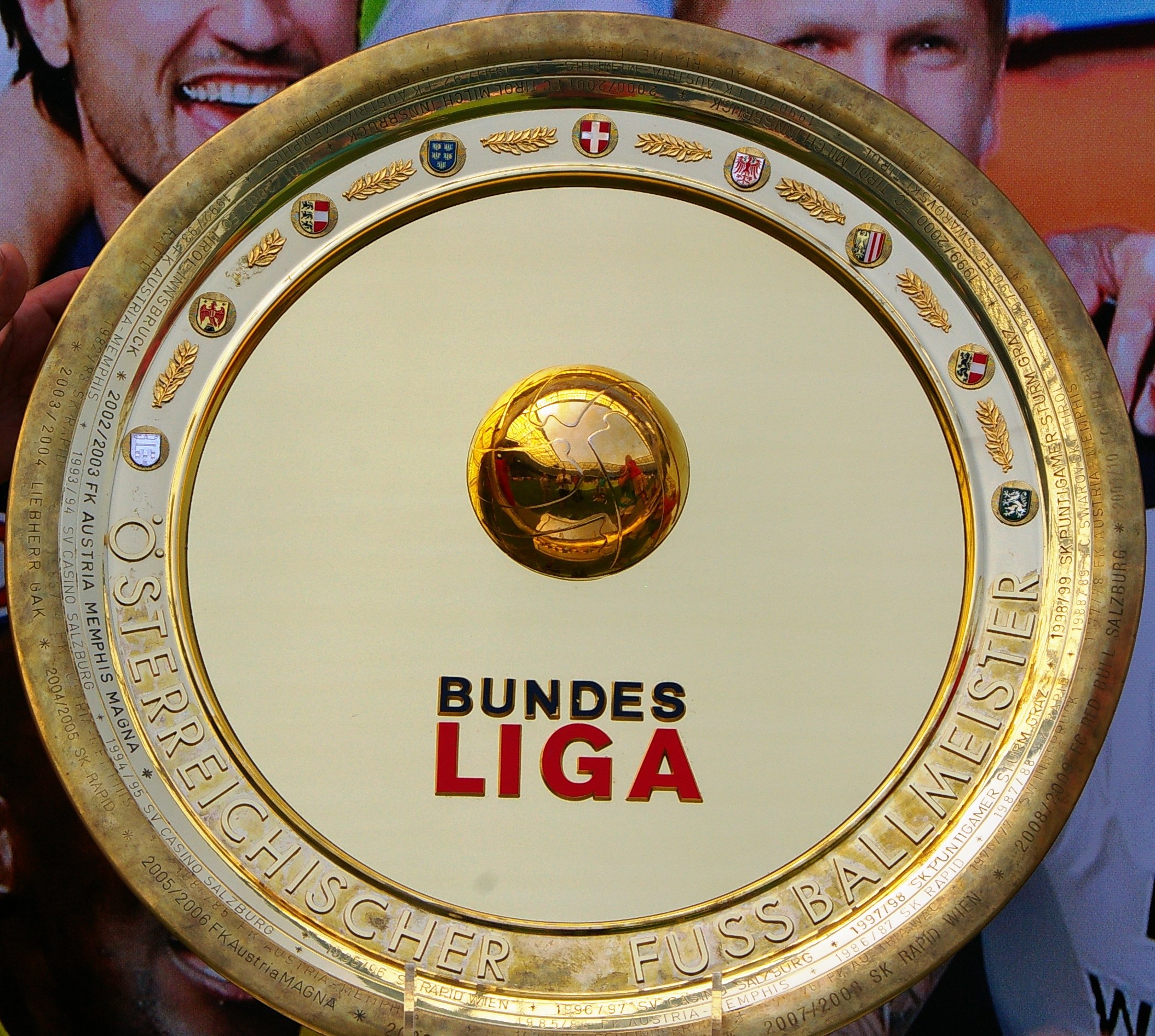 Kölns Cheftrainer lacht mit Journalisten über die Abstimmung im Teamleadershipsrat