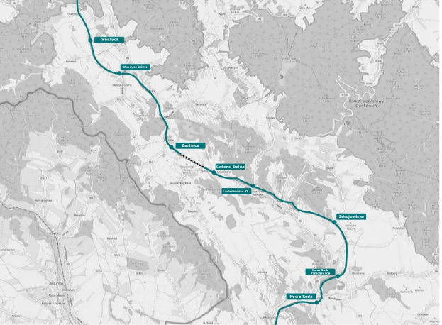 Eine Karte einer Stadt mit einer blauen Linie, die die Route eines Fahrradwegs markiert, einschließlich Start- und Endpunkten, die durch Text angegeben sind.