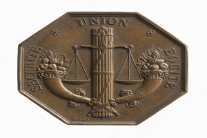 Bronze-Medaille mit der Aufschrift "Securite Union Equite" auf weißem Hintergrund.