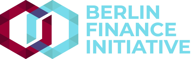 Logo der Berlin Finance Initiative mit einem blauen Kreis mit weißer Umrandung und einem weißen 'B' in der Mitte, umgeben von einem weißen Ring mit einem blau-weißen Karomuster, alles auf einem weißen Hintergrund mit der schwarzen Schrift 'Berlin Finance Initiative'.