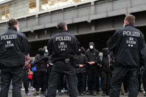 POL-D: Altstadt/Zentrum - Mann im Polizei-T-Shirt beleidigt Polizisten - Mehrere Anklagepunkte