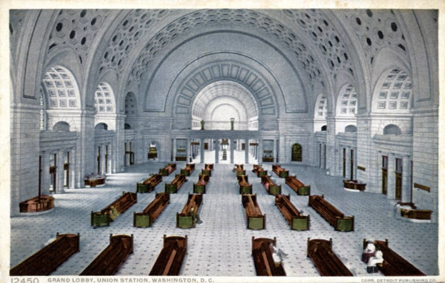 Großer Eingangsbereich, Union Station, Washington, D.C., mit vielen Bänken, Säulen, Bögen und Fenstern.