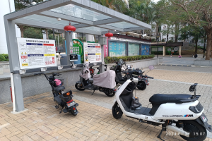 GER-D: Verkehrsunfall in Oberbilk - E-Scooter-Fahrer knallt gegen Wand - Zwei Verletzte - Verdacht auf Trunkenheit