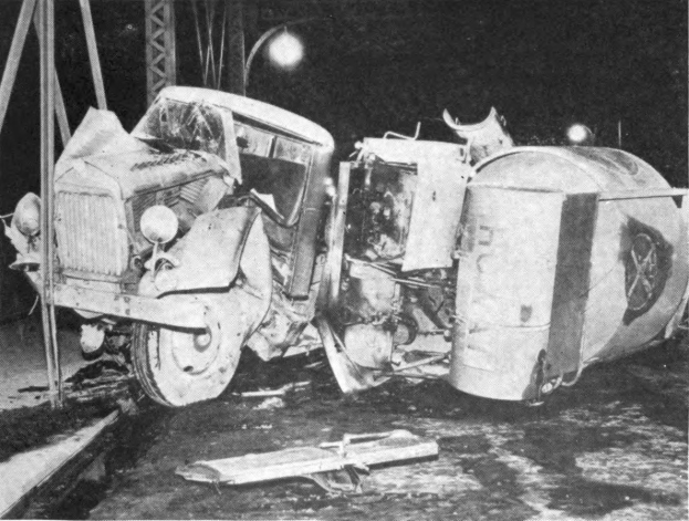 Schwarz-weiß-Foto eines umgestürzten Wagens am Straßenrand mit Metallstangen und einem Laternenpfahl im Hintergrund, beschriftet mit "1930er Jahre Autounfall".