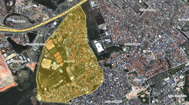 Eine Luftaufnahme einer Stadt mit Gebäuden, Straßen, Bäumen und Gras, die eine zentrale Karte der Stadt mit einer geplanten Baustelle zeigt.