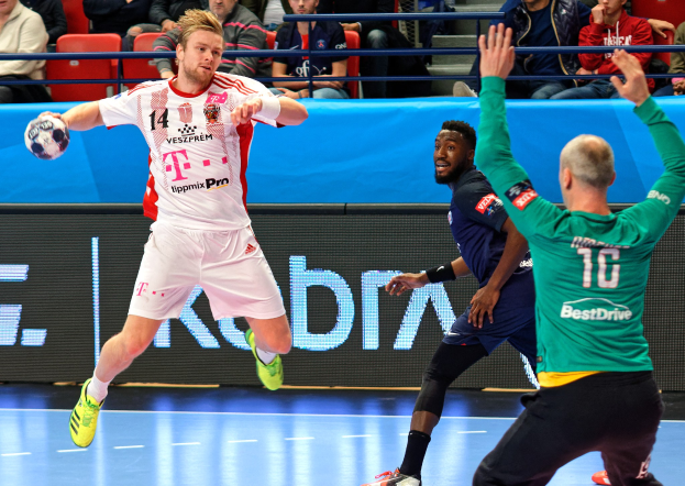 Eine Gruppe von Männern spielt Hallenhandball auf einem Court während des Futsal-Weltmeisterschaft 2019-Spiels zwischen Bayern München und Paris Saint-Germain, mit Zuschauern im Hintergrund.