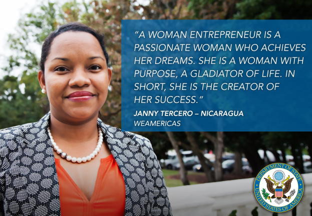 Eine Frau-Unternehmerin in einem schwarzen und weißen Jackett und einem orangen Kleid steht vor einer Kulisse aus Bäumen, Fahrzeugen und Himmel, mit einem Logo und Text, der sie als zielstrebig und zweckorientiert beschreibt.