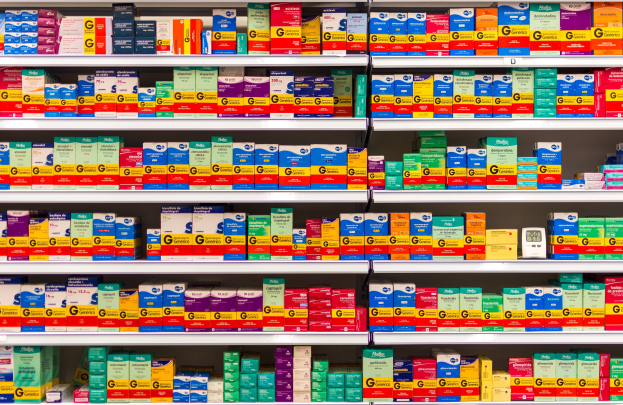 Ein Apothekenschrank mit verschiedenen ordentlich angeordneten Medikamentenschachteln.