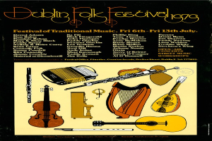 Plakat für das Dublin Folk Festival 1975 mit musikalischen Instrumenten wie Gitarre, Harfe, Flüte und Schlagzeug sowie Text mit Festival-Informationen.