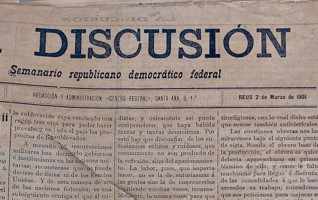 Eine vergilbte, leicht zerknitterte Zeitung mit der schwarzen Aufschrift 'Diskussion', auf der die Schlagzeile 'Semanario Repúblicano Democrático Federal' steht.
