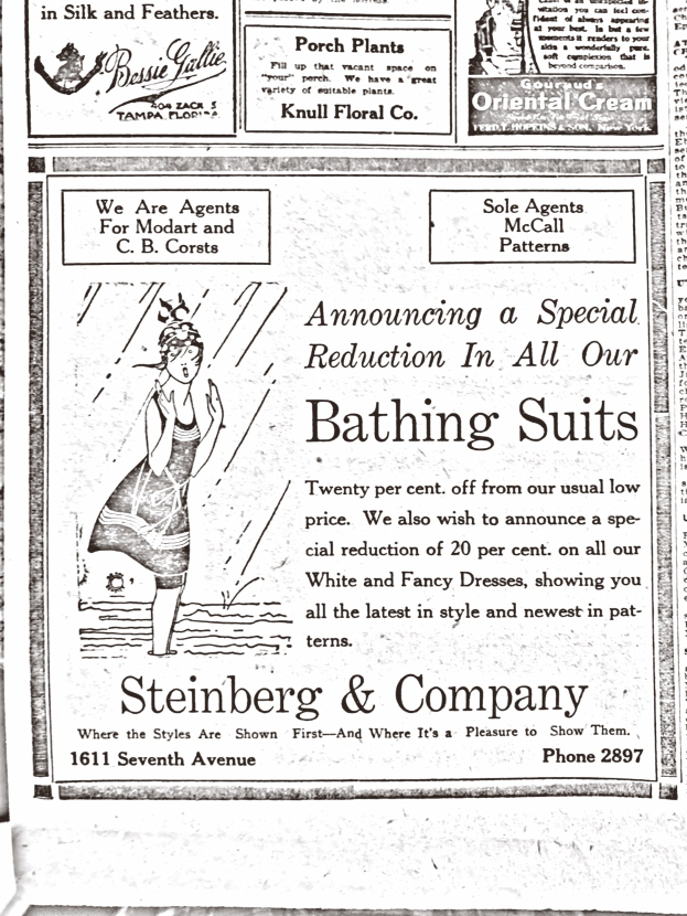 Eine Frau in einem weißen hochgeschlossenen Kleid mit langen Ärmeln und einem Dutt posiert ruhig im Zentrum einer Steinberg & Company-Badeanzugwerbung, umgeben von Text.