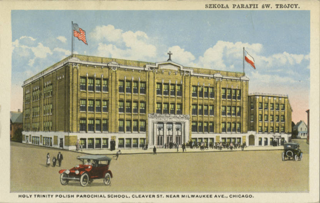Ein Plakat, das die Heilige Dreifaltigkeit Polnische Pfarrschule in Cleveland, Ohio zeigt, mit einem Gebäude mit Fenstern, einer Gruppe von Menschen, Fahrzeugen auf der Straße, Flaggen auf Stangen und einem bewölkten Himmel, mit Text unten.