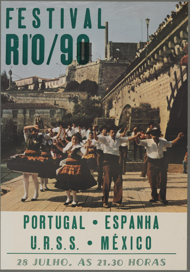 Festival Rio/90-Plakat mit tanzenden Menschen vorne und Geb├Ąuden, B├Ąumen und einem klaren blauen Himmel im Hintergrund sowie Text unten.
