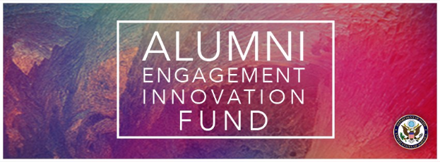 Plakat mit der Aufschrift "Alumni Engagement Innovation Fund" in fetter schwarzer Schrift auf einem weißen Hintergrund und dem Logo des Fonds unten rechts.