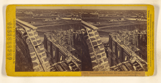 Schwarzes und weißes Foto eines im Bau befindlichen Gebäudes mit verstreuten Werkzeugen und Materialien, begleitet von einer Collage aus zwei Bildern und Text auf einer weißen Oberfläche.