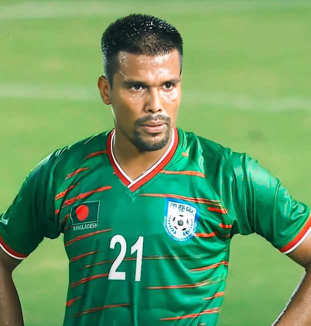 Ein Mann in einem grünen T-Shirt auf einem Fußballfeld während eines Spiels, mit einem unscharfen Hintergrund und Text, der unten 'Bangladesh vs India Live Streaming' anzeigt.