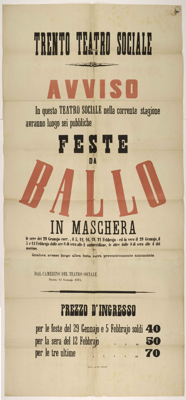 Alter Plakataufkleber für ein Festival in Maschera, Italien, mit Textbeschreibung des Ereignisses.