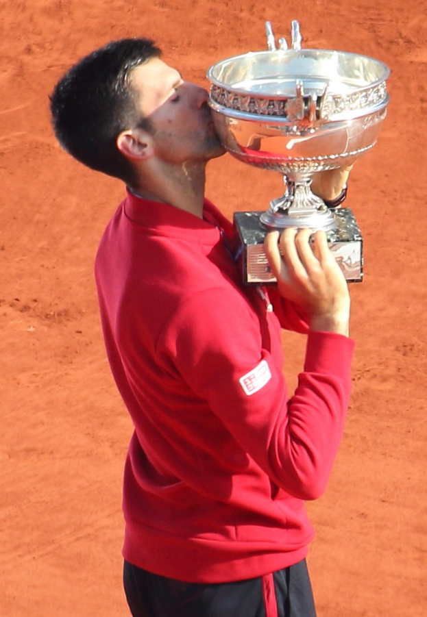 Novak Djokovic hält den French Open-Pokal und küsst ihn nach seinem Sieg gegen Rafael Nadal im Finale der Herren-Einzel.