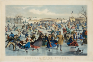 Eine Gruppe von Menschen, die auf einer Eisbahn in Central Park im Winter Schlittschuh laufen, umgeben von Bäumen und Häusern, mit einer Brücke im Hintergrund, bewölktem Himmel und einer Flagge, die weht. Text ist unten auf dem Bild sichtbar.