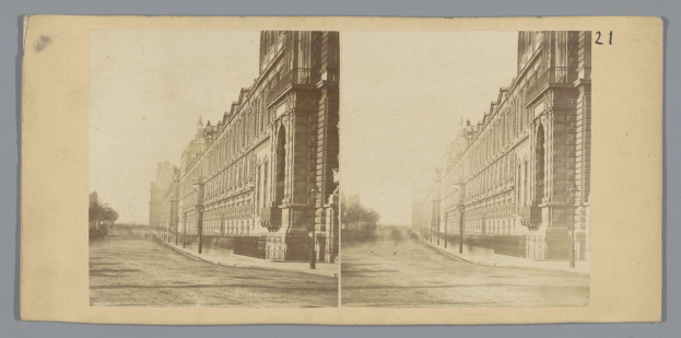 Schwarz-weißes Foto einer Stadtstraße mit Gebäuden, Straßenlaternen, Bäumen und einem Himmel im Hintergrund, mit Text am unteren Rand: "New York Public Library, New York City".