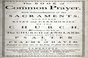Ein altes Buch mit dem Titel 'The Book of Common Prayer and Administration of the Sacraments, Rites and Ceremonies of the Church of England' liegt aufgeschlagen da und zeigt eine Seite mit schwarzem Text.