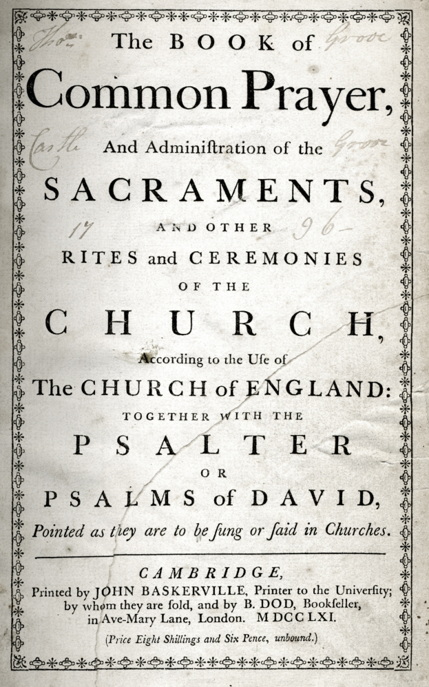 Ein altes Buch mit dem Titel 'The Book of Common Prayer and Administration of the Sacraments, Rites and Ceremonies of the Church of England' liegt aufgeschlagen da und zeigt eine Seite mit schwarzem Text.