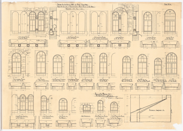 Schwarz-weiß-Architekturzeichnungen verschiedener Fenster und Türen auf einer Buchseite, begleitet von beschreibendem Text.
