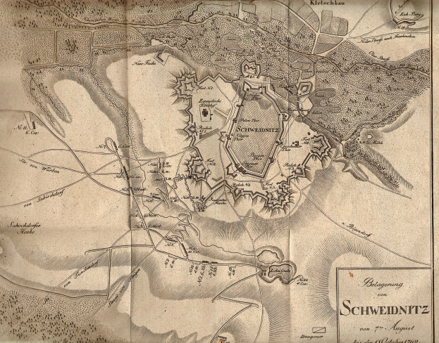 Alte detaillierte Karte von Schweidnitz, Deutschland, zeigt Straßen, Gebäude und Sehenswürdigkeiten mit Text zu Bevölkerung, Geschichte und Kultur.