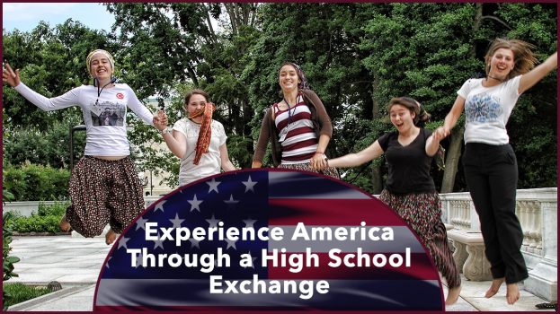 Eine Gruppe von Frauen, die lachend in die Luft springen, umgeben von Grün unter einem klaren blauen Himmel, mit Text unten: "Erlebe Amerika durch einen High School Austausch."