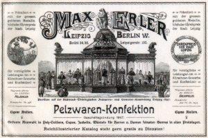 Eine alte Werbung für Max Erler Leipzig in Berlin, Deutschland, die eine Gruppe von Menschen vor einem Gebäude zeigt.