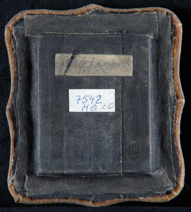 Schwarzes Buch mit der Aufschrift "Geschichte des Ersten Weltkriegs" auf dem Rücken, wahrscheinlich eine historische Referenzsammlung.