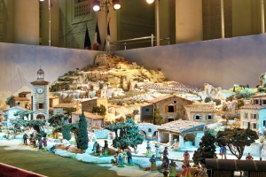 Ein detailliertes Krippenmodell im Museum mit Figuren, Strukturen und beleuchteten Elementen.